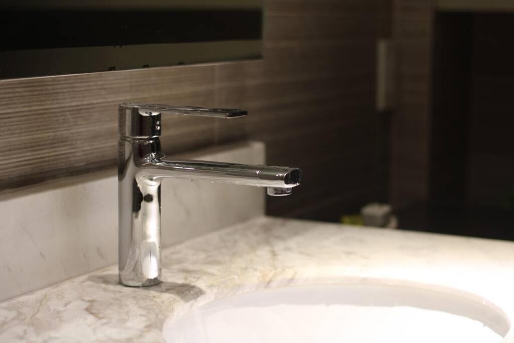 A2J Luxury Bgc Balcony Suite Near Sm Aura Taguig 마닐라 외부 사진